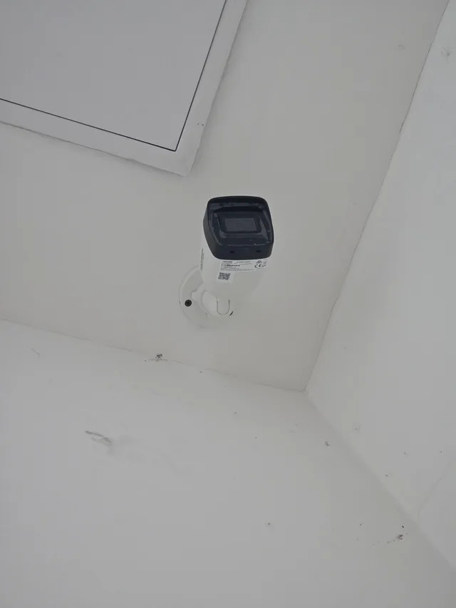 Beltéri IP kamera mennyezeti sarokelhelyezéssel