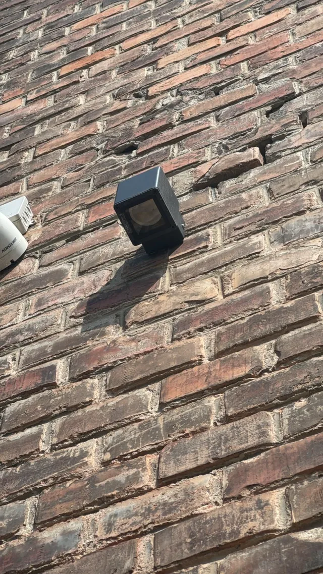 Kültéri IP kamera téglafalra szerelve